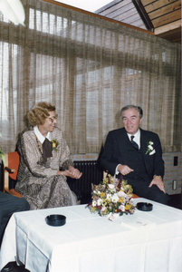 842467 Afbeelding van mr. Pieter van Dijke en zijn echtgenote, tijdens de receptie voor zijn afscheid als commissaris ...